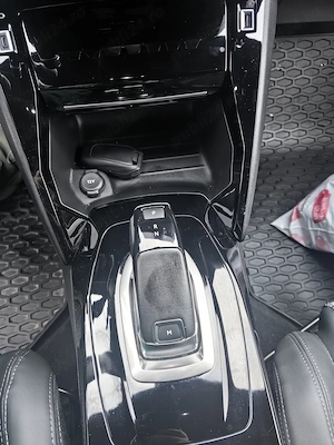 Peugeot 2008, 130 eat8 gt line din 2020  - imagine 4