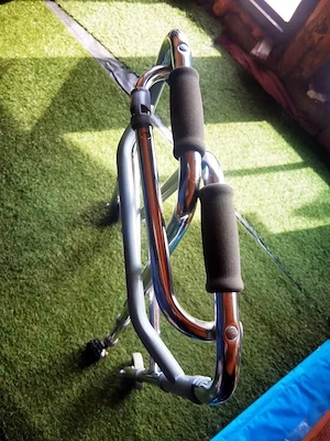 Cadru de mers pliabil cu 2 roti