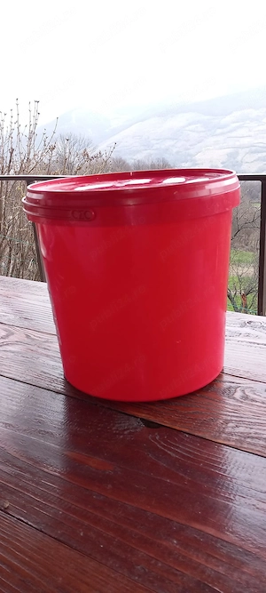 SUPER OFERTĂ. Găleți din plastic cu capac.