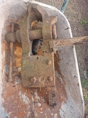 Vând menghină de fierărie veche 