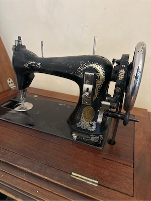 Mașină de cusut vintage tip Singer   model clasic, cu mobilier original