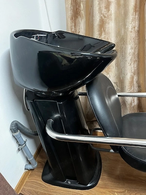 Vând scafă de coafor și ucenic