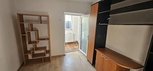 inchiriez 2 camere la curte 