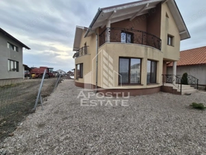 Casă spațioasă 320 mp, teren 1207 mp, central în Pesac - imagine 3