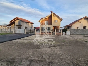 Casă spațioasă 320 mp, teren 1207 mp, central în Pesac
