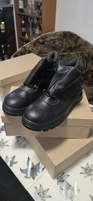 vând bocanci lucru noi 