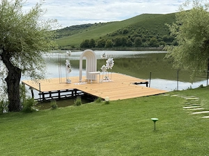 * De inchiriat Vila moderna cu piscina pe malu lacului Geaca jud Cluj*