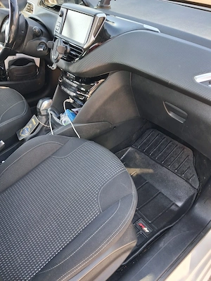 Peugeot 208 - imagine 6