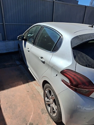 Peugeot 208 - imagine 3