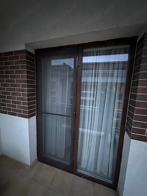 Plase tantari pe balamale geam si usa   montaj   Baiatu cu Plasele