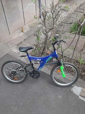 Vand bicicleta foarte putin folosita, 9-12 ani.
