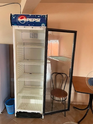 Vand vitrine frigorifice si lazi congelatoare