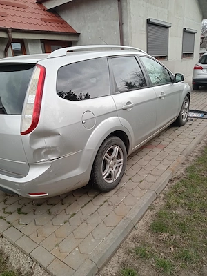 Ford Focus break benzina 1.6 an 2011   avariat (ideal pentru reparații) - imagine 2
