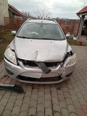 Ford Focus break benzina 1.6 an 2011   avariat (ideal pentru reparații) - imagine 3