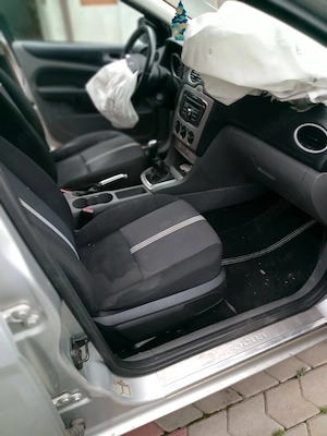 Ford Focus break benzina 1.6 an 2011   avariat (ideal pentru reparații) - imagine 8