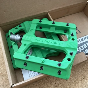 Pedale Nukeproof Neutron Electron Evo verde