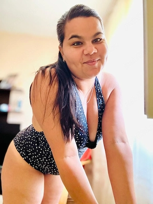 O femeie aparte poze reale 100% confirmări Watsapp sunt brunetă închisă la ten și cu forme sexy  - imagine 1