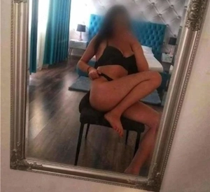 Brunetă cu sâni apetisanți masaj deplasări poze 100% reale - imagine 2