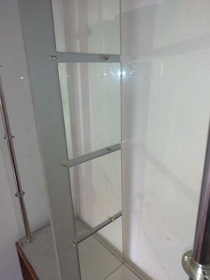 Vitrina de sticlă si oglinzi  cu structura metalica