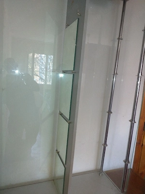 Vitrina de sticlă si oglinzi  cu structura metalica - imagine 2