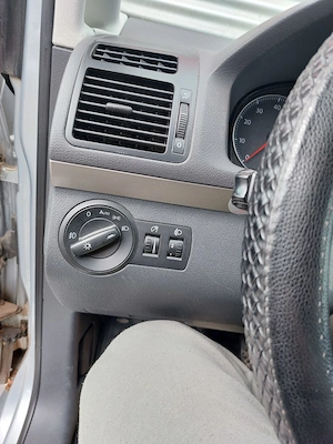 Volkswagen Touran  - imagine 6