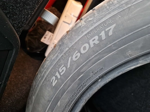 Vând 2 anvelope vara 215/60/17