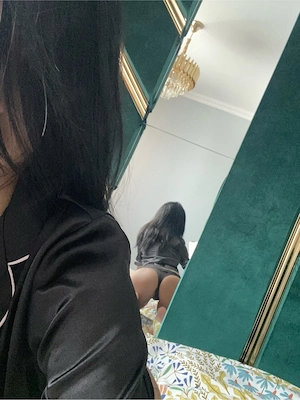 Brunetă minionă nouă in zonă - imagine 2