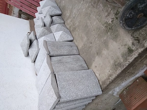 Vând capace pentru stâlpi și coame temelie din mozaic în Botoșani. 