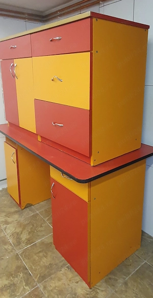 Vand un birou si o comoda