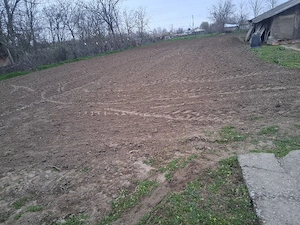 Vand loc de casa
