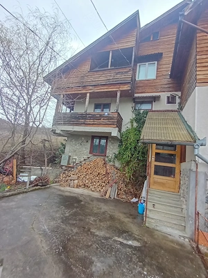 Casă cu 5 camere și teren de 1370 mp - imagine 2