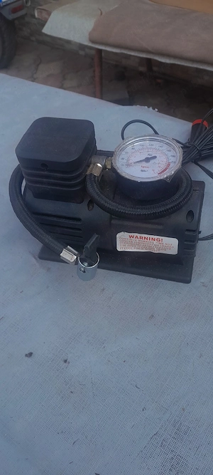 compresor auto la priza brichetei a mașinii 