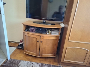 Vand 2 noptiere de lemn.