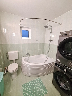 Închiriez apartament spațios Calea Moldovei,lângă Hotel Diana,parter,parcare inclusă