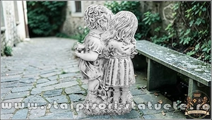 Statuetă copilași cu vază, gri patinat, model S45. - imagine 5