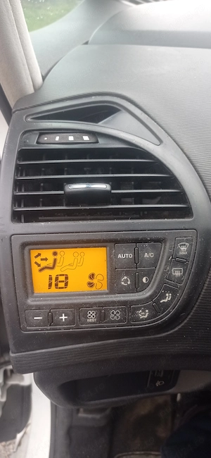 Vând Citroen C4 Picasso diesel1,6 euro 5 an 2013,6viteze  - imagine 6