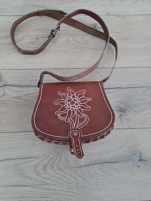 Geanta piele handmade cu gravura floare de colt