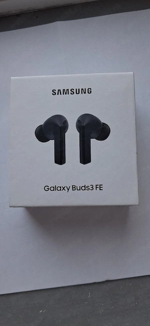 Vand căști de ureche 