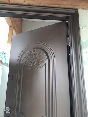 Montez uși, interior și exterior