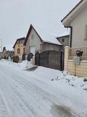 Schimb casa cu apartament cu 3-4 camere