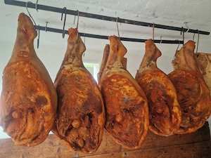 Vând șuncă și slănină de casă 