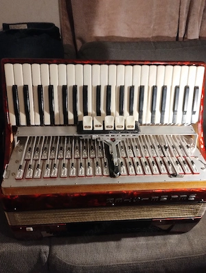 vând acordeon 120 basi weltmaister venit curând din Germania sună tare puternic am videoclip 0761986