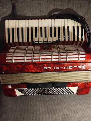 vând acordeon 120 basi weltmaister venit curând din Germania sună tare puternic am videoclip 0761986 - imagine 5