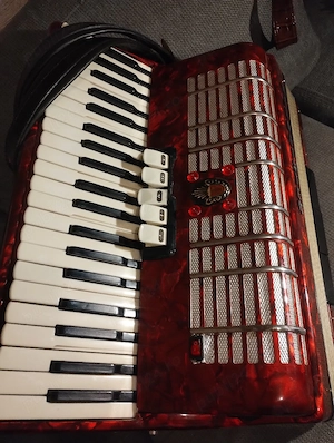 vand acordeon 120 bași WELTMAISTER S venit curând din Germania sună tare puternic  