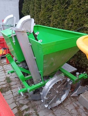 mașina de plantat cartofi  - imagine 2