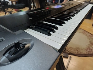 Korg TR 76 workstation