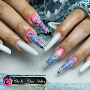 Aplic unghii cu gel, polygel, acrygel și ojă semipermanentă.