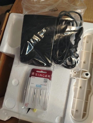 Mașină de cusut Singer aproape nouă   folosită o singură dată - imagine 3
