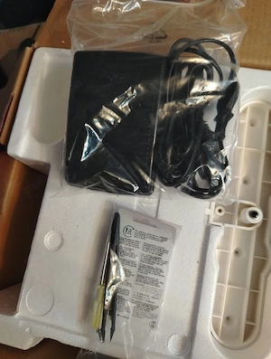 Mașină de cusut Singer aproape nouă   folosită o singură dată - imagine 4