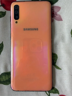 Samsung Galaxy A70 Ecran mare baterie mare nu-i spart are bourne și urme de uzură în rest este funcț